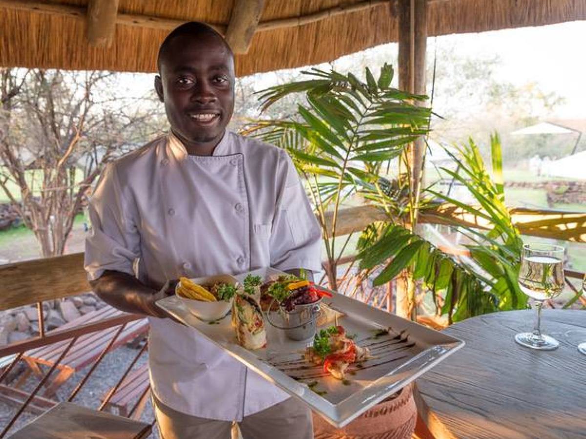 Zimbabwe-Restaurant-Server